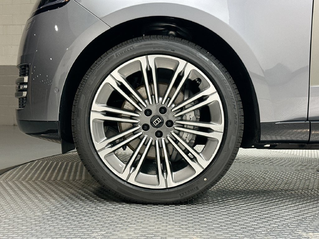 New 2027 Eiger Grey Land Rover SE image 5