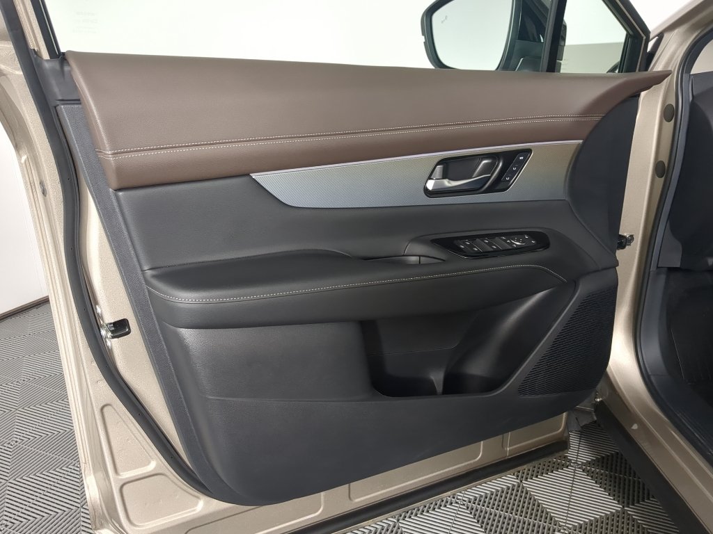 Certified Used 2025 Champagne Silver Metallic Nissan Platinum image 13