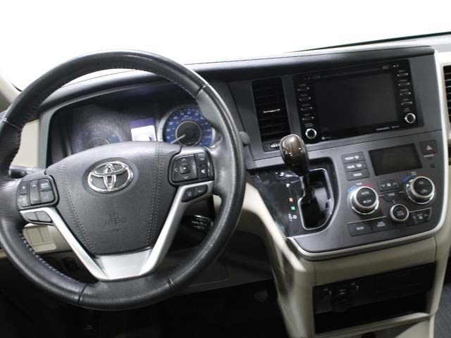 Used 2020 Salsa Red Pearl Toyota XLE 7-Passenger image 13