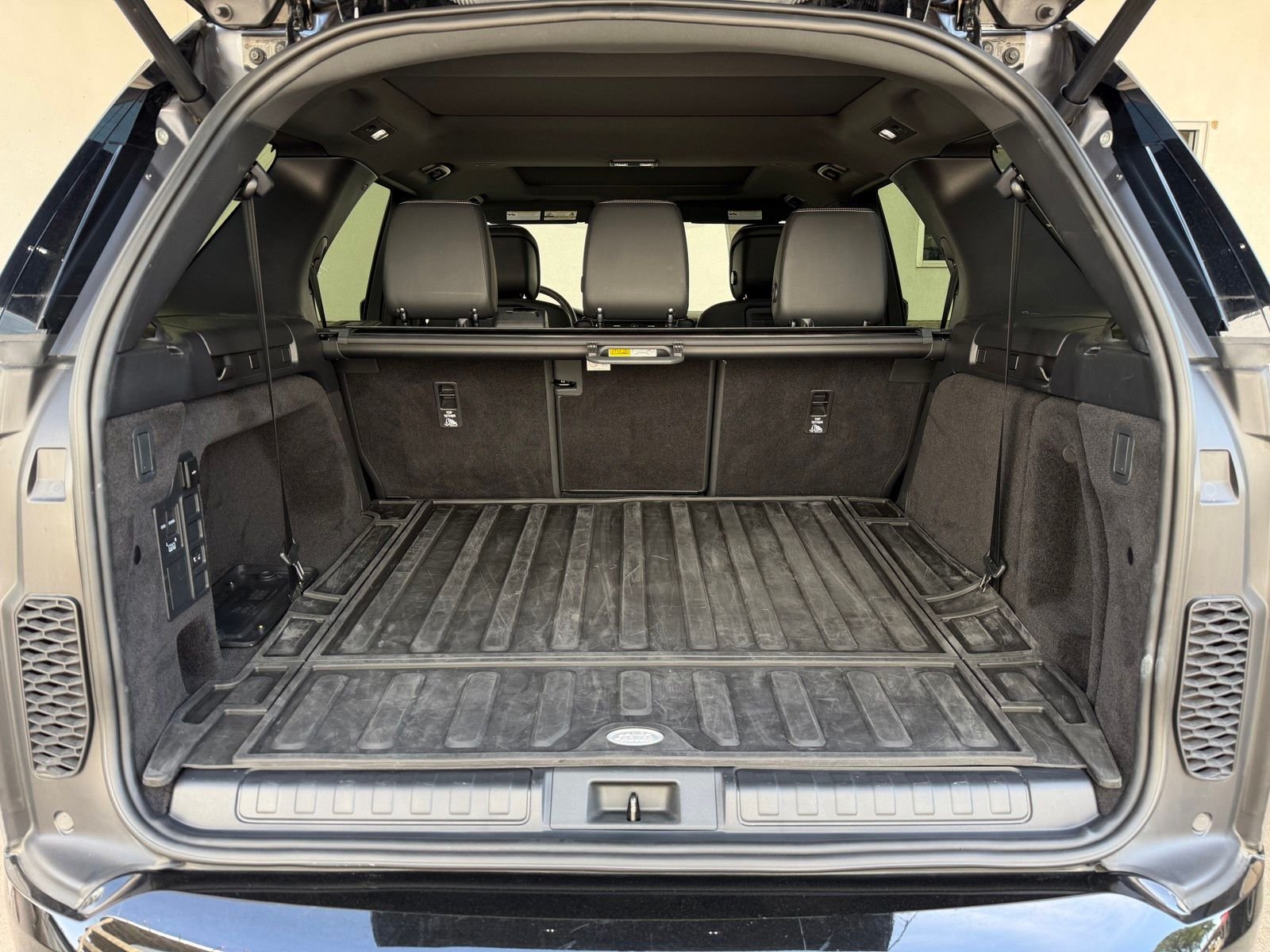 Used 2024 Gray Land Rover Dynamic SE image 18