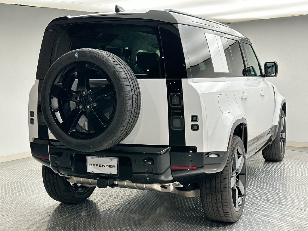 New 2026 Fuji White Land Rover X-Dynamic SE image 3