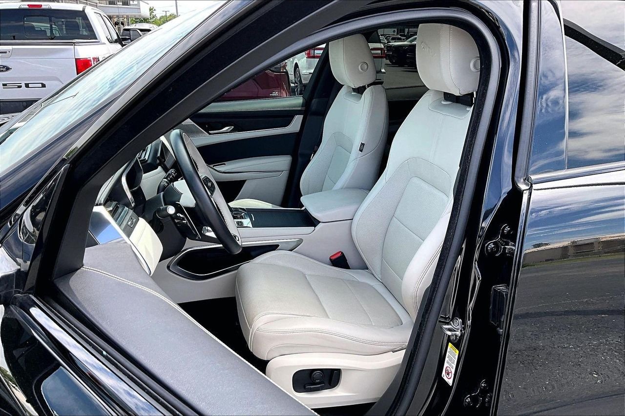 2024 Jaguar F-PACE R-Dynamic S - Photo 23