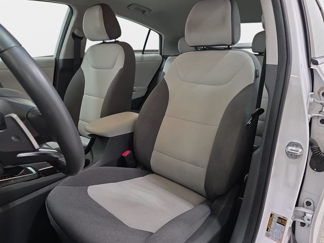 Used 2020 White Hyundai SE image 14