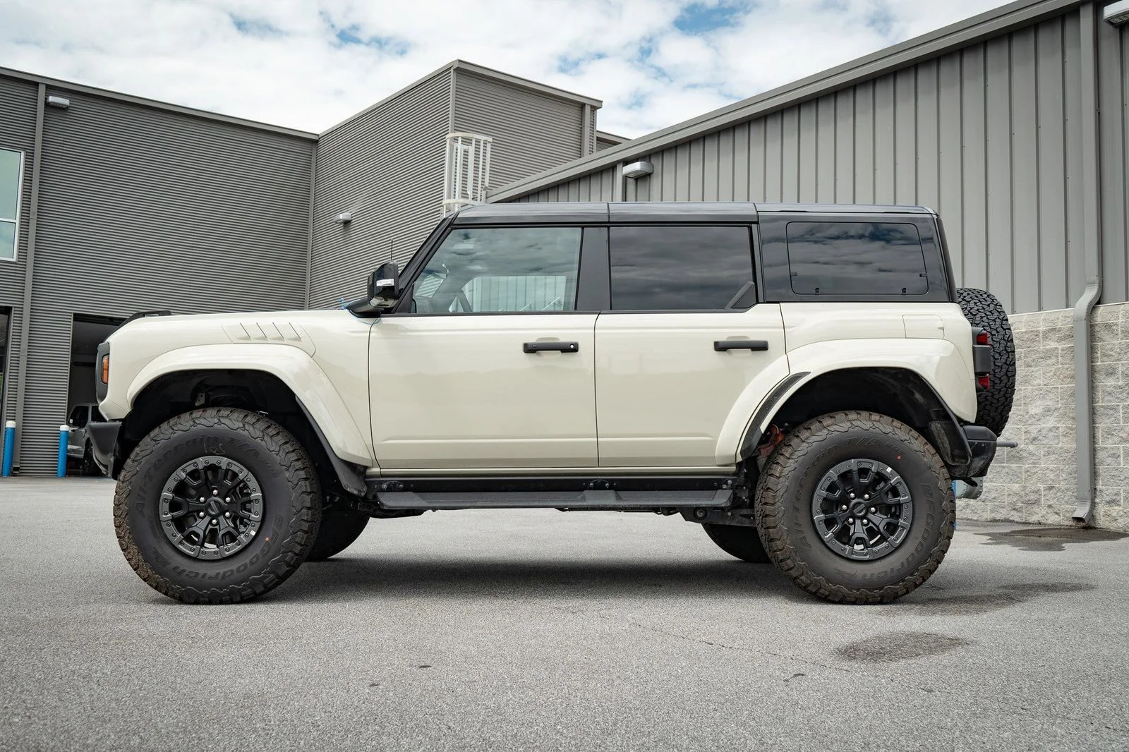 Used 2025 Desert Sand Ford Raptor image 14