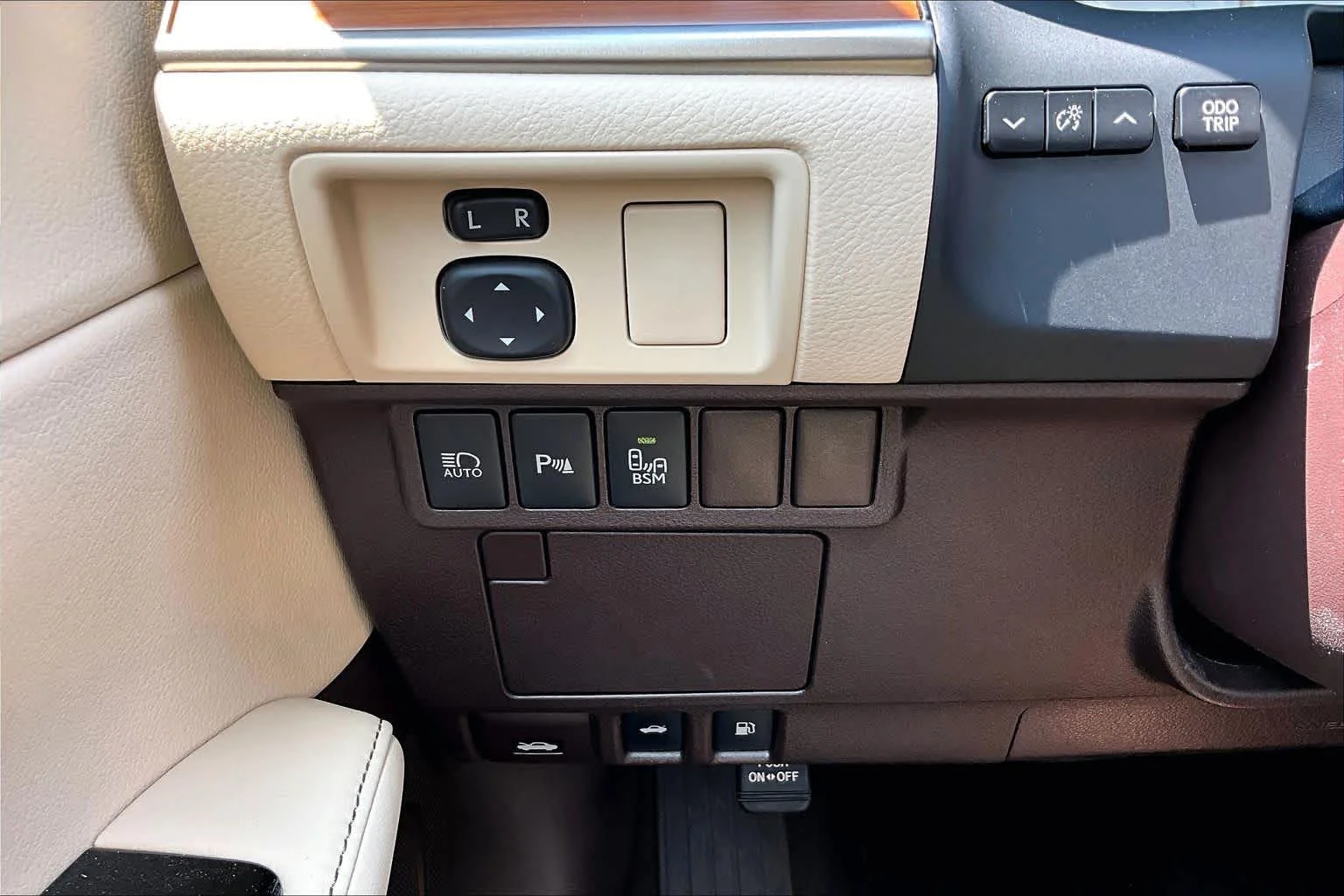Used 2018 Eminent White Pearl Lexus  image 33