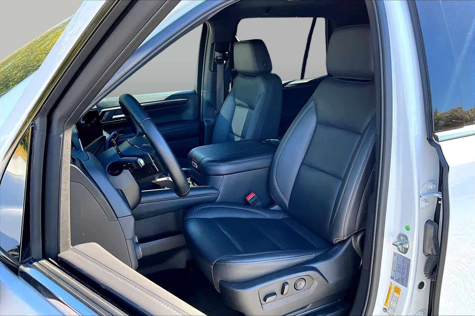 Used 2025 Summit White Chevrolet LT image 8