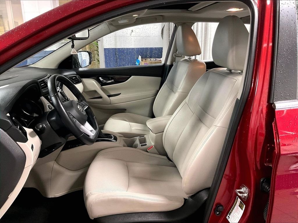 Used 2021 Red Nissan SL image 10