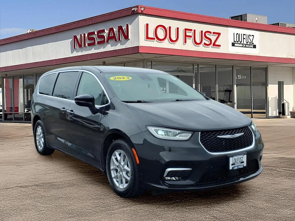 2023 Chrysler Pacifica Touring L's photo
