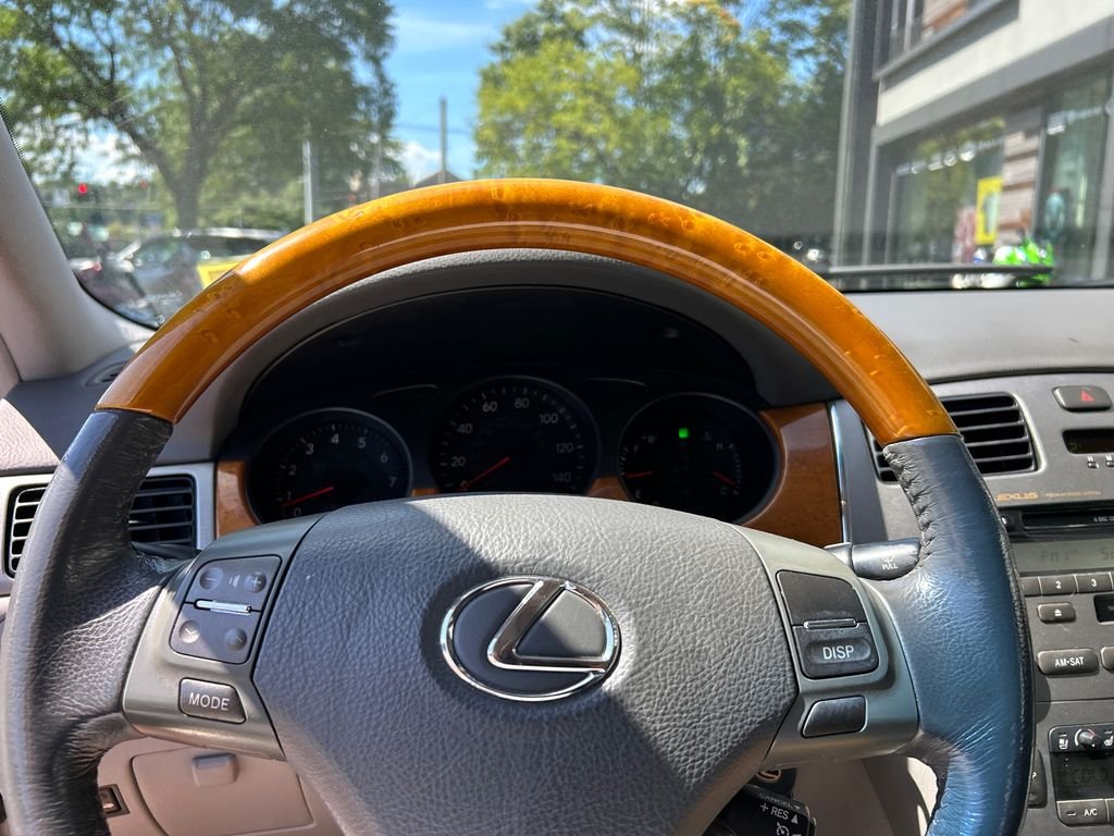 Used 2005  Lexus 330 image 12