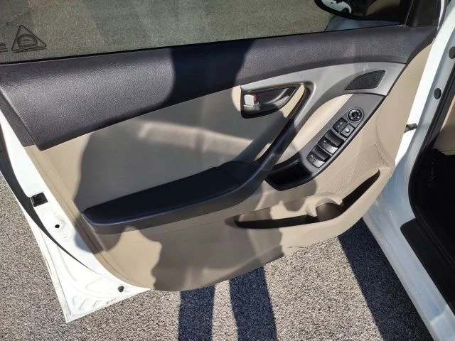 Used 2016 Quartz White Pearl Hyundai SE image 10