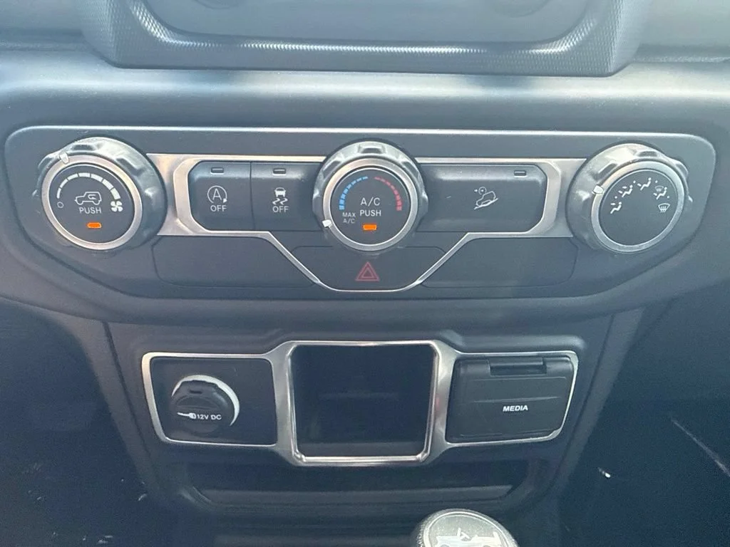 Used 2019  Jeep Sport image 16