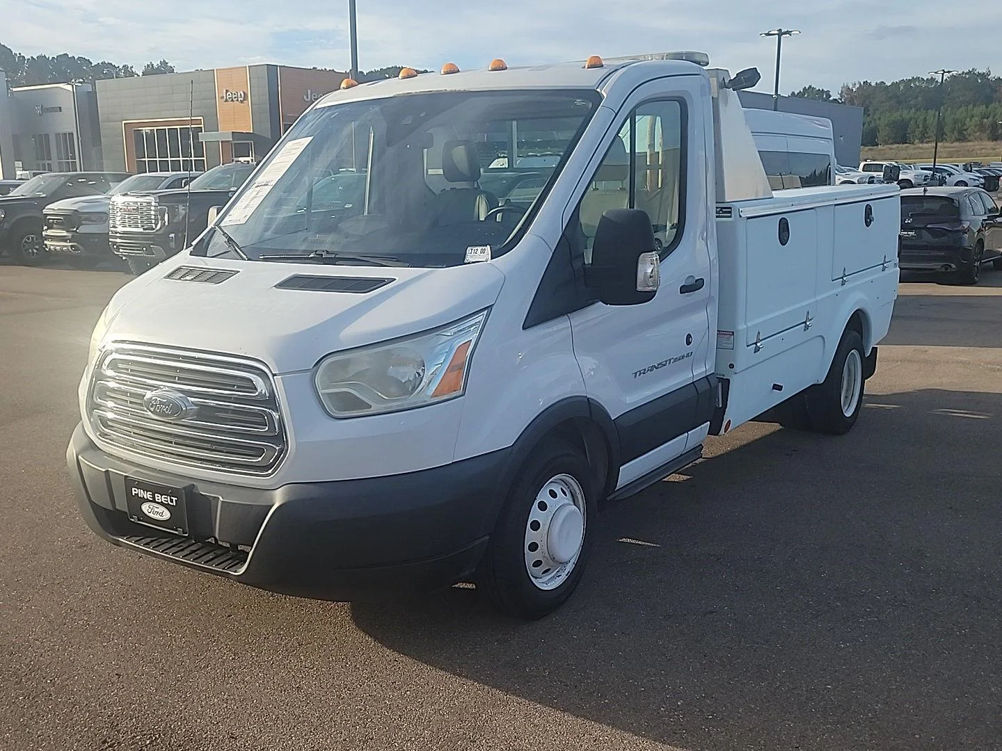 Used 2016 Oxford White Ford T-350 138" 9950 GVWR DRW image 1