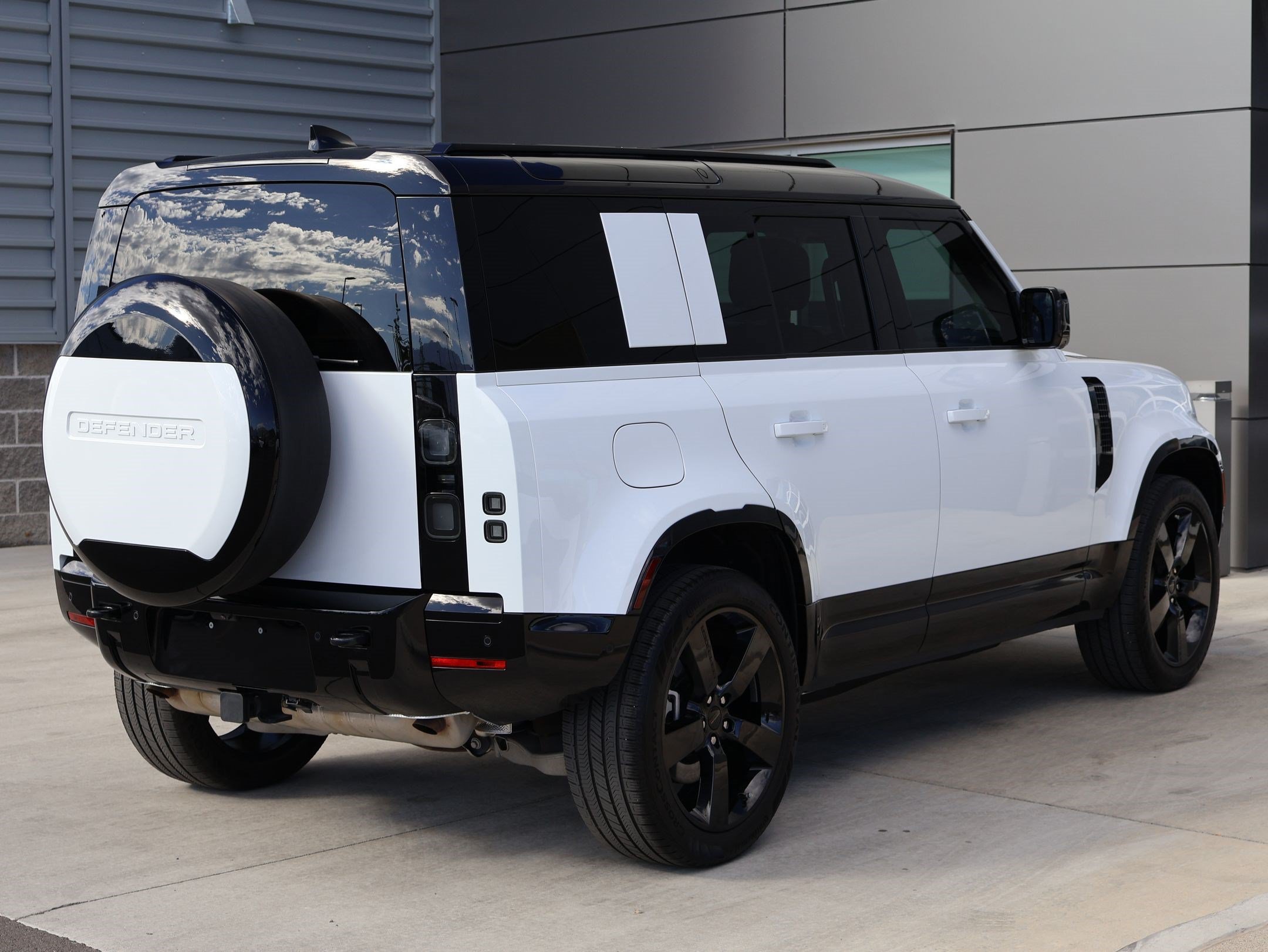 Used 2026 Fuji White Land Rover 110 P400 X-Dynamic SE image 5