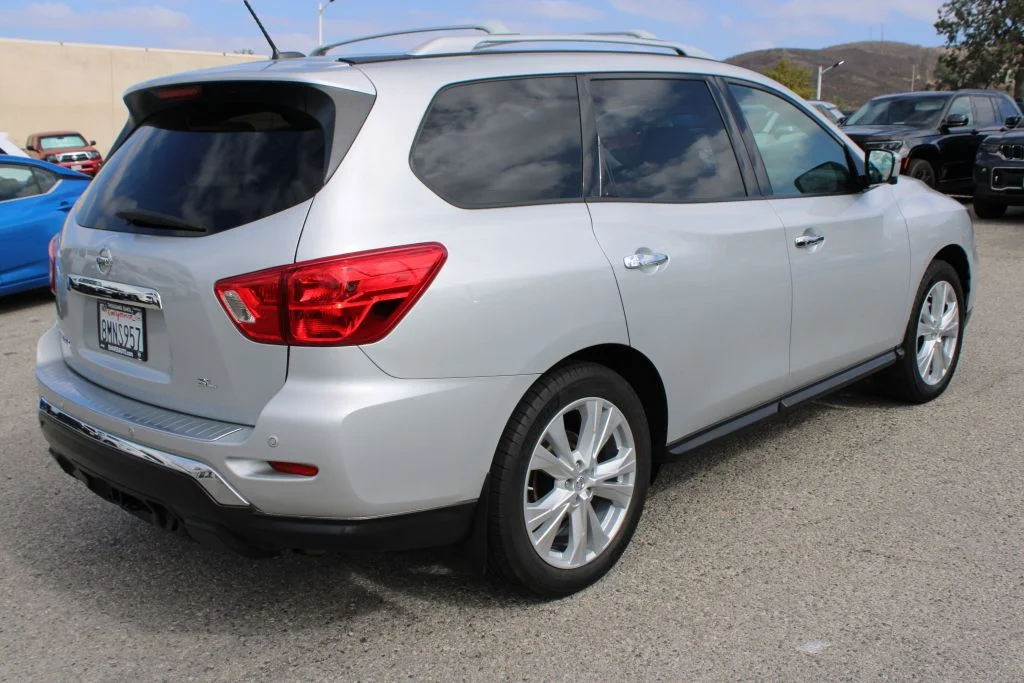 Used 2018 Silver Nissan SL image 4