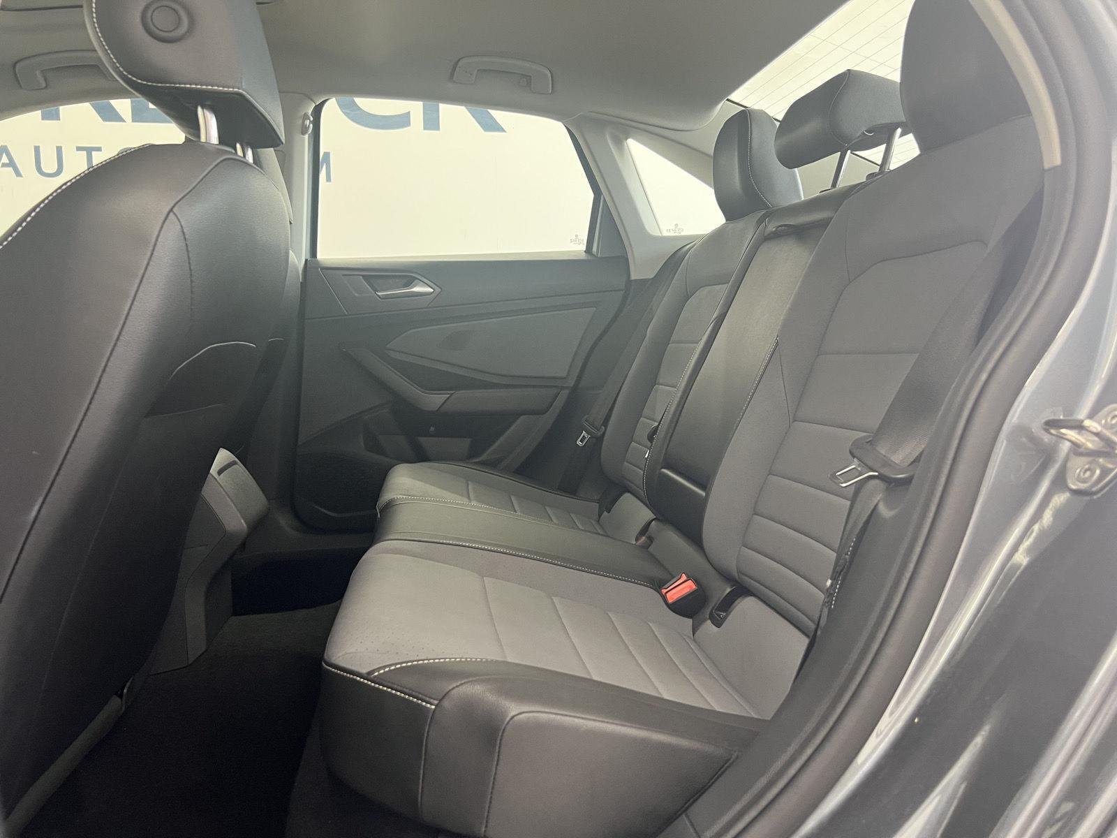 Used 2025 GRAY Volkswagen SE image 26