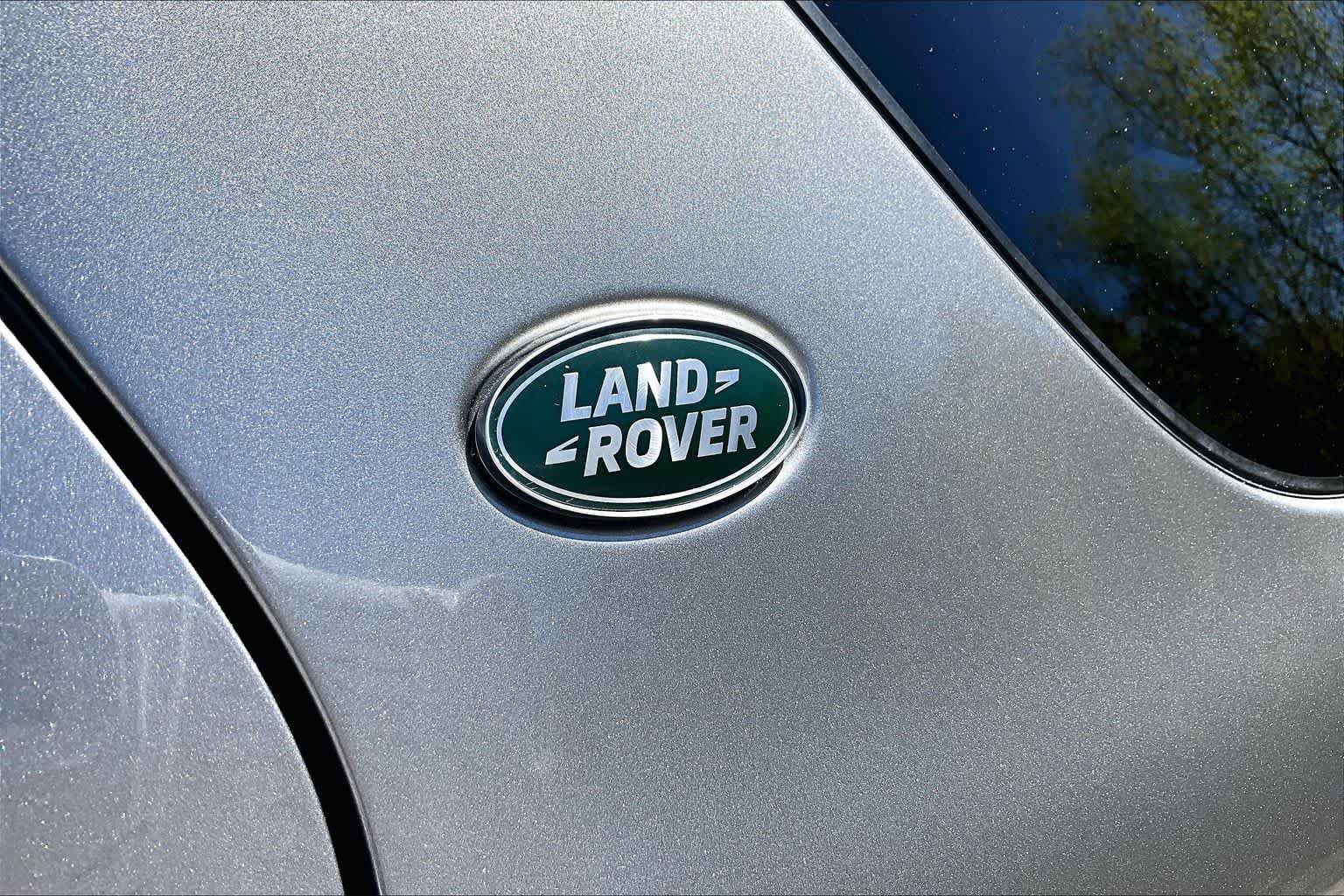 Used 2024 Silicon Silver Land Rover Dynamic SE image 33