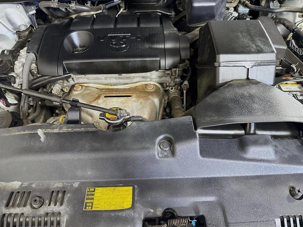 Used 2015 Silver Toyota LE image 37