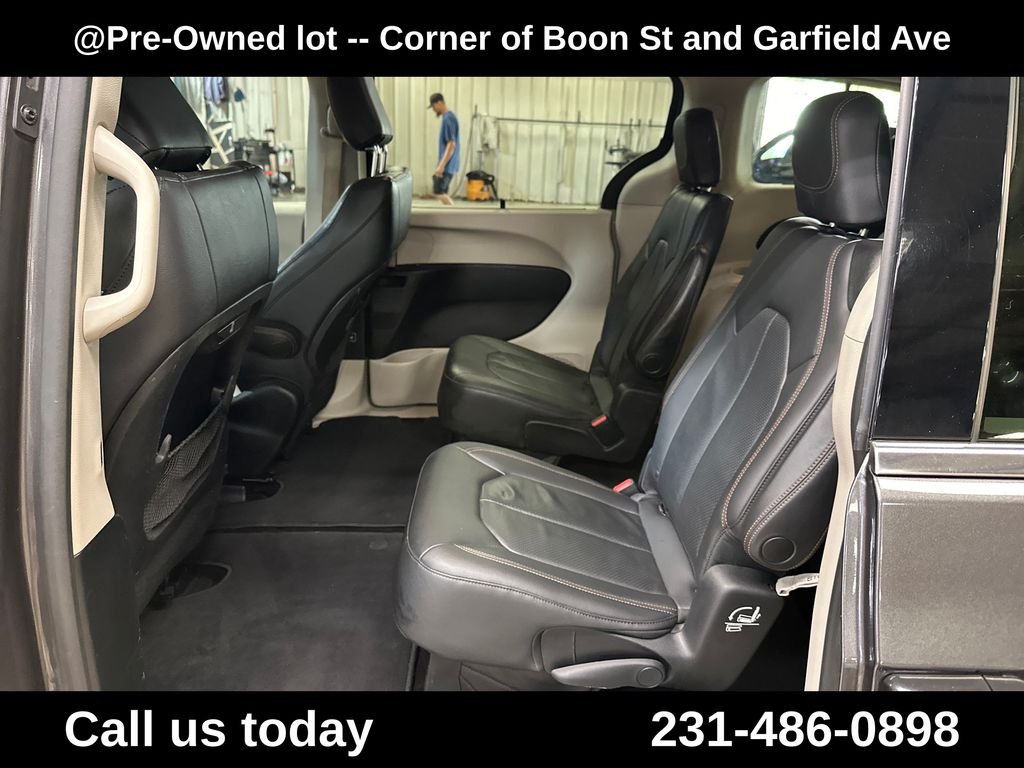 Used 2018 Gray Chrysler Touring L image 21