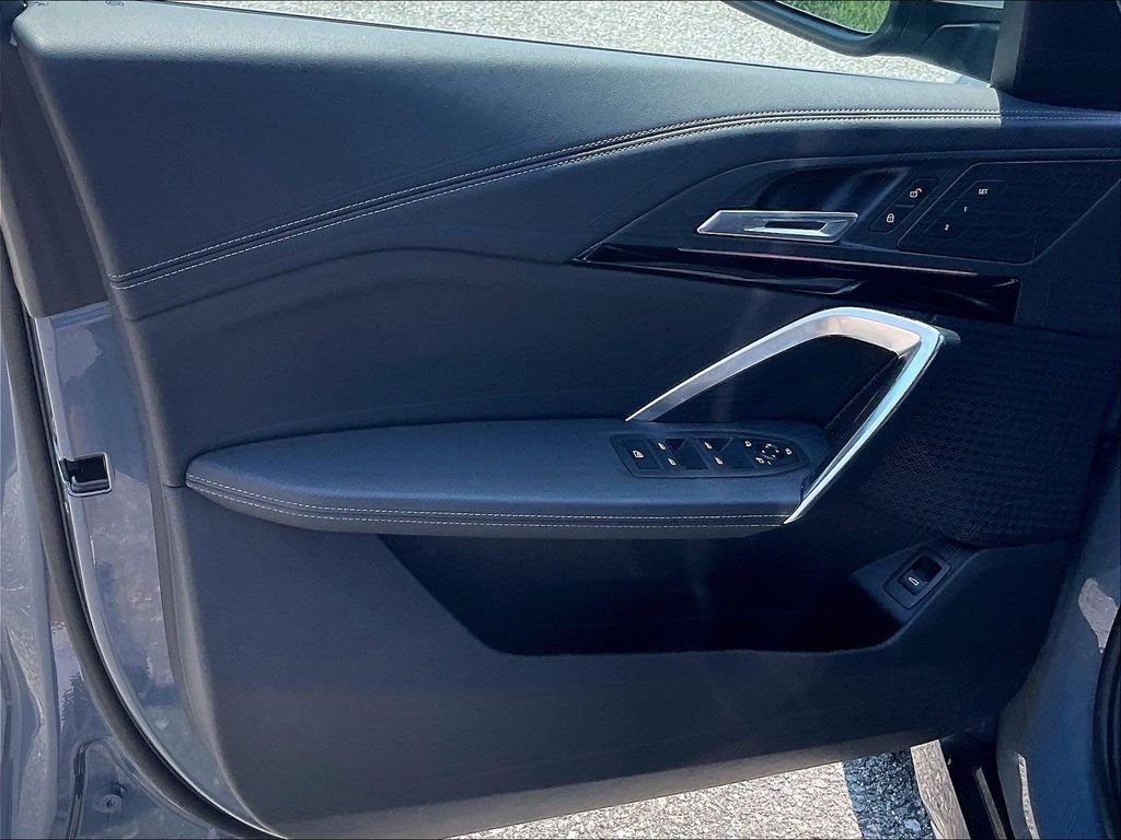 Used 2023 Gray BMW xDrive28i image 9