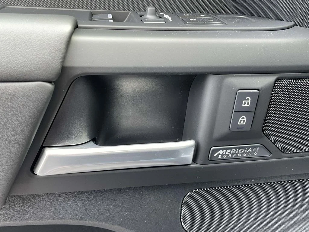 New 2026 Sedona Red Land Rover X-Dynamic SE image 33