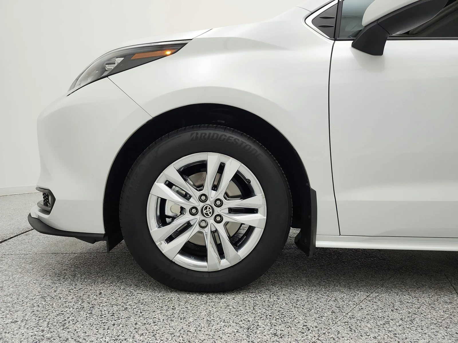 Used 2025 Wind Chill Pearl Toyota XLE AWD 7-Passenger (Natl) image 18