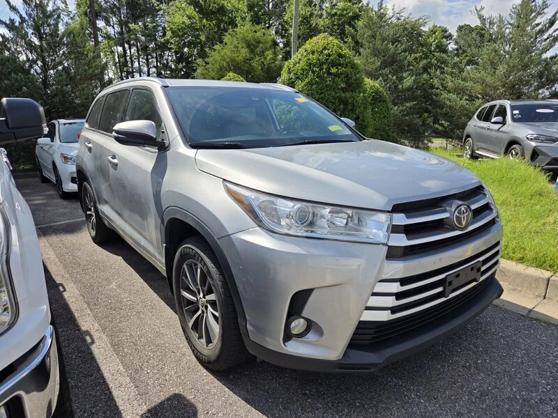 Used 2018 Celestial Silver Metallic TOYOTA XLE image 3