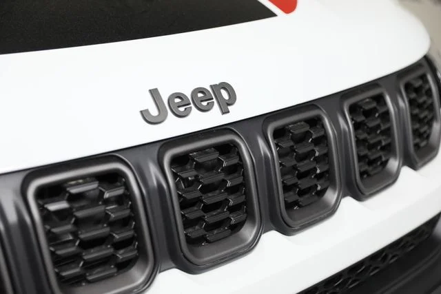 New 2026 Bright White Clear-Coat Exterior Paint Jeep Trailhawk image 29