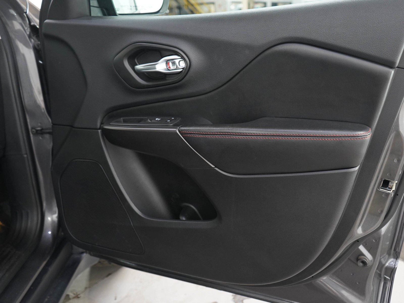 Used 2020 Granite Crystal Metallic Clearcoat Jeep Trailhawk image 9