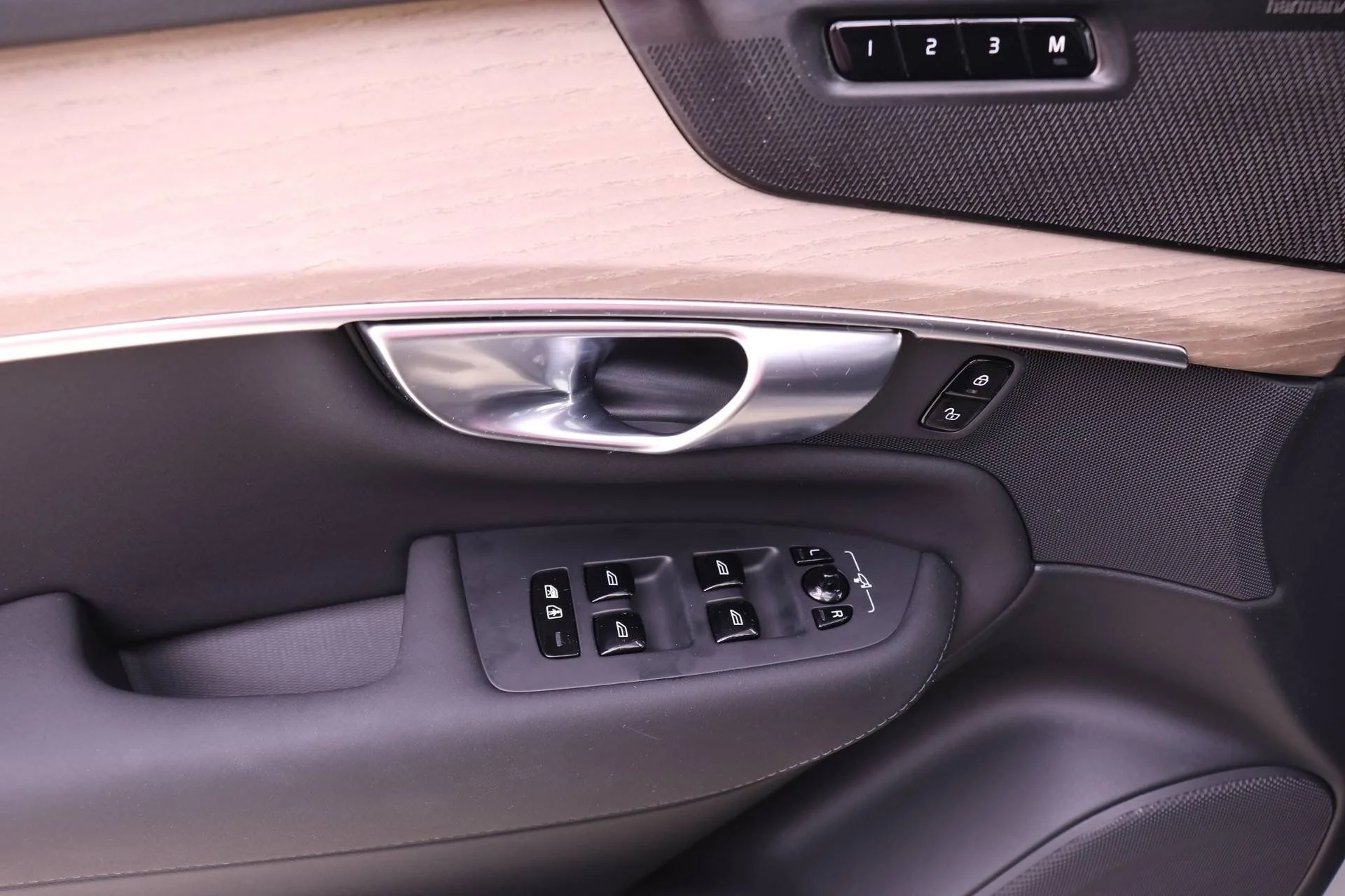 2026 Volvo XC90 Plus - Photo 14