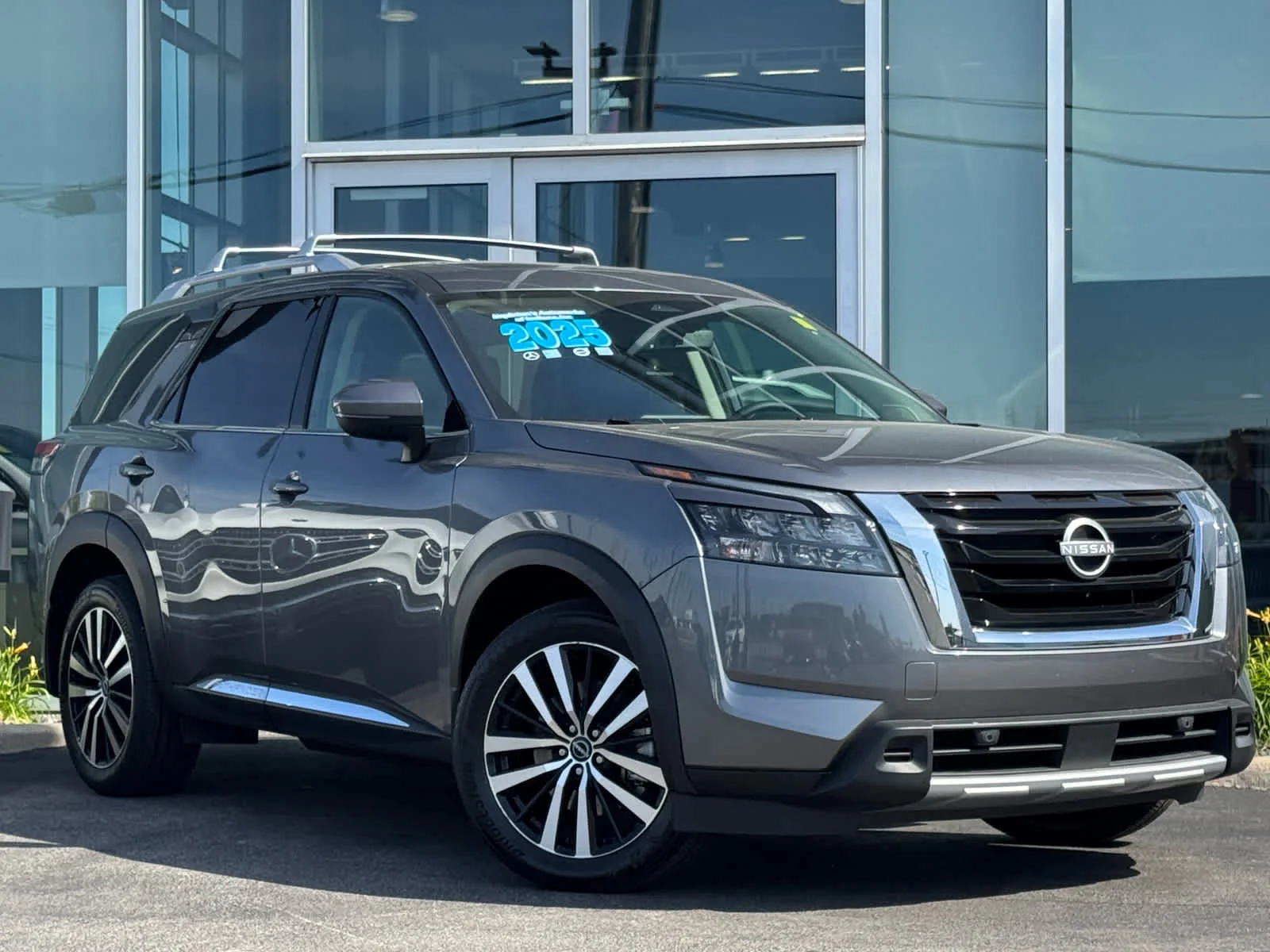 2025 Nissan Pathfinder Platinum 4WD's photo