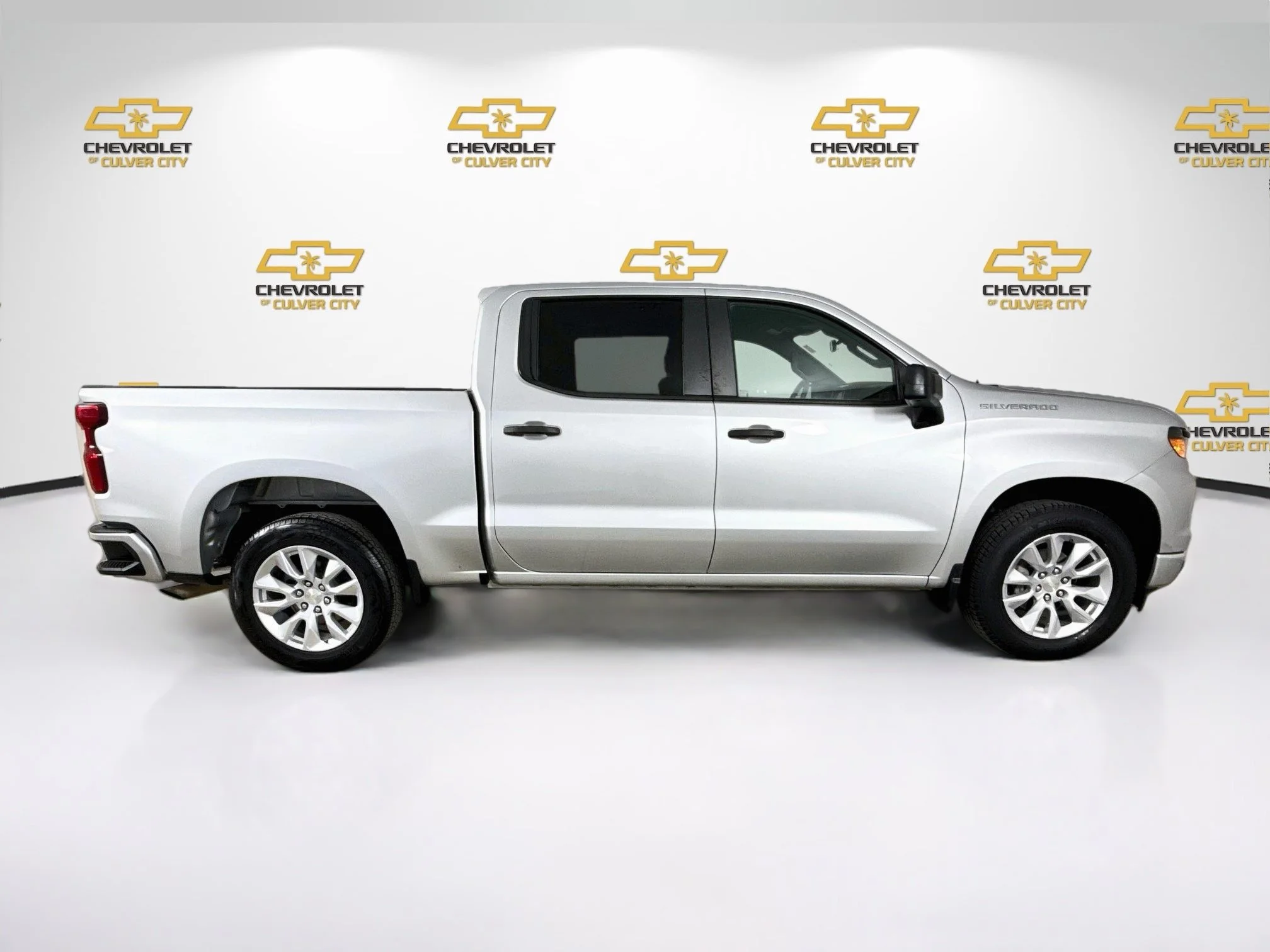 Used 2022 Silver Ice Metallic Chevrolet Custom image 9