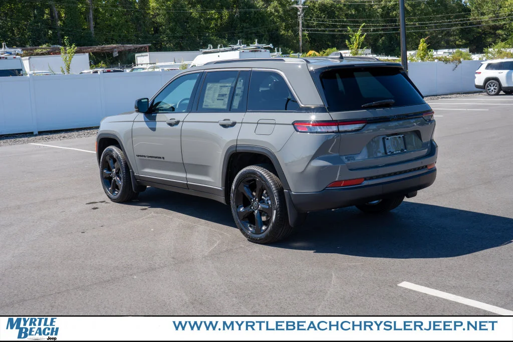 New 2027 Sting-Gray Clear-Coat Paint Jeep Limited image 4