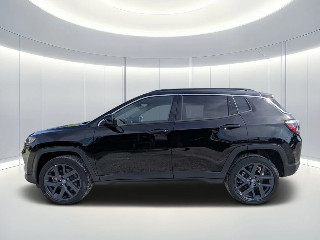 New 2026 Diamond Black Crystal Pearlcoat Jeep Latitude image 7