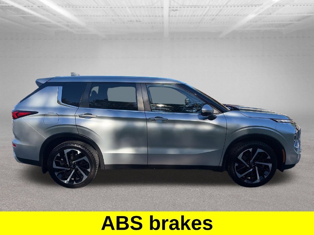 Used 2022 Silver Mitsubishi SE image 6