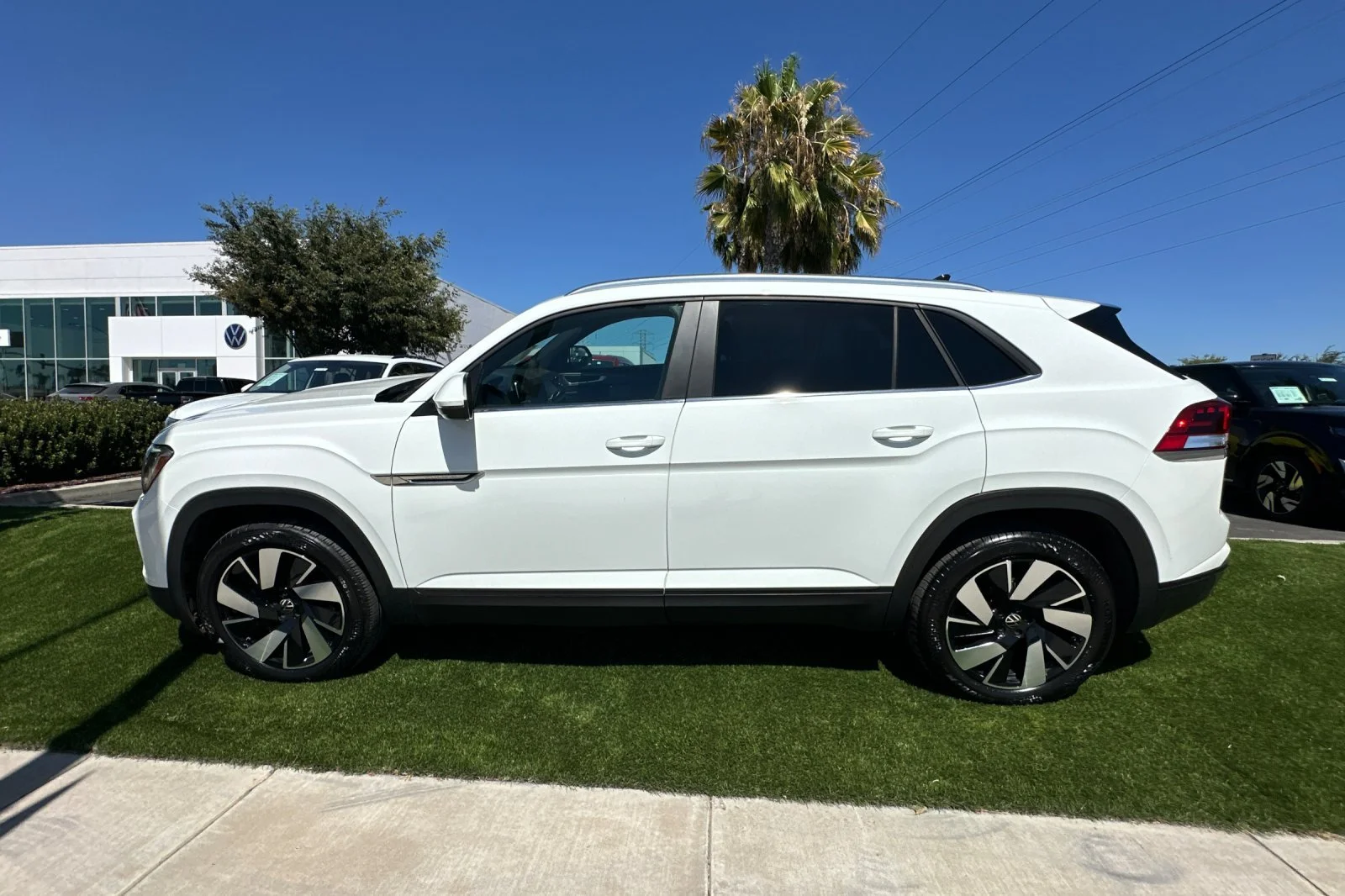 Used 2024 White Volkswagen 2.0T SE with Technology image 7
