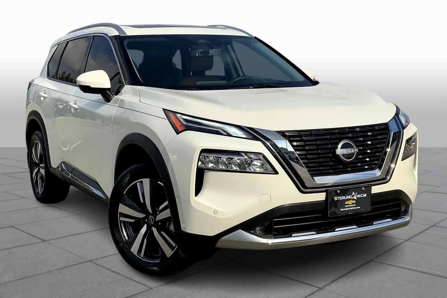 Used 2022 Pearl White Tricoat Nissan Platinum image 3