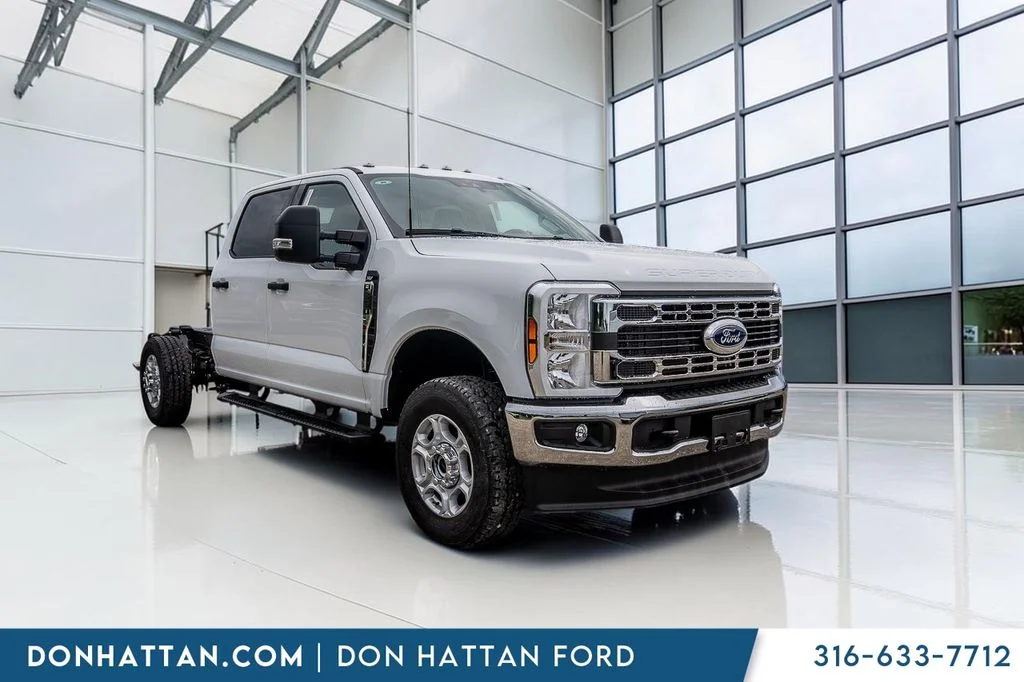 New 2026 Oxford White Ford F-350® XLT image 31