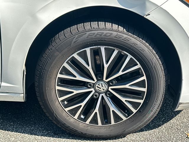 Certified Used 2020 White Volkswagen 1.4T SE image 12