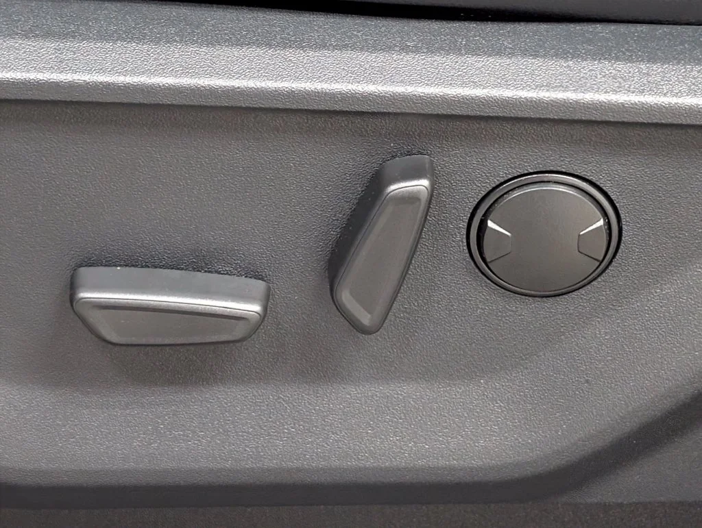 New 2027 Oxford White Ford F-350® Lariat® image 18
