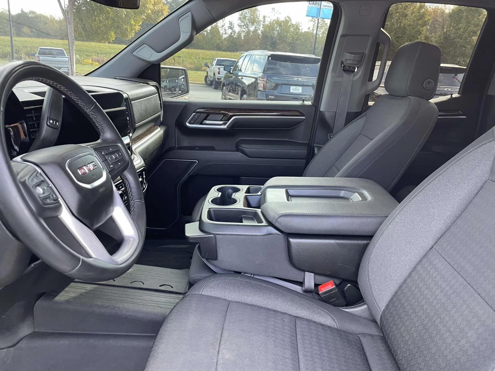 Used 2024 Summit White GMC Elevation image 17