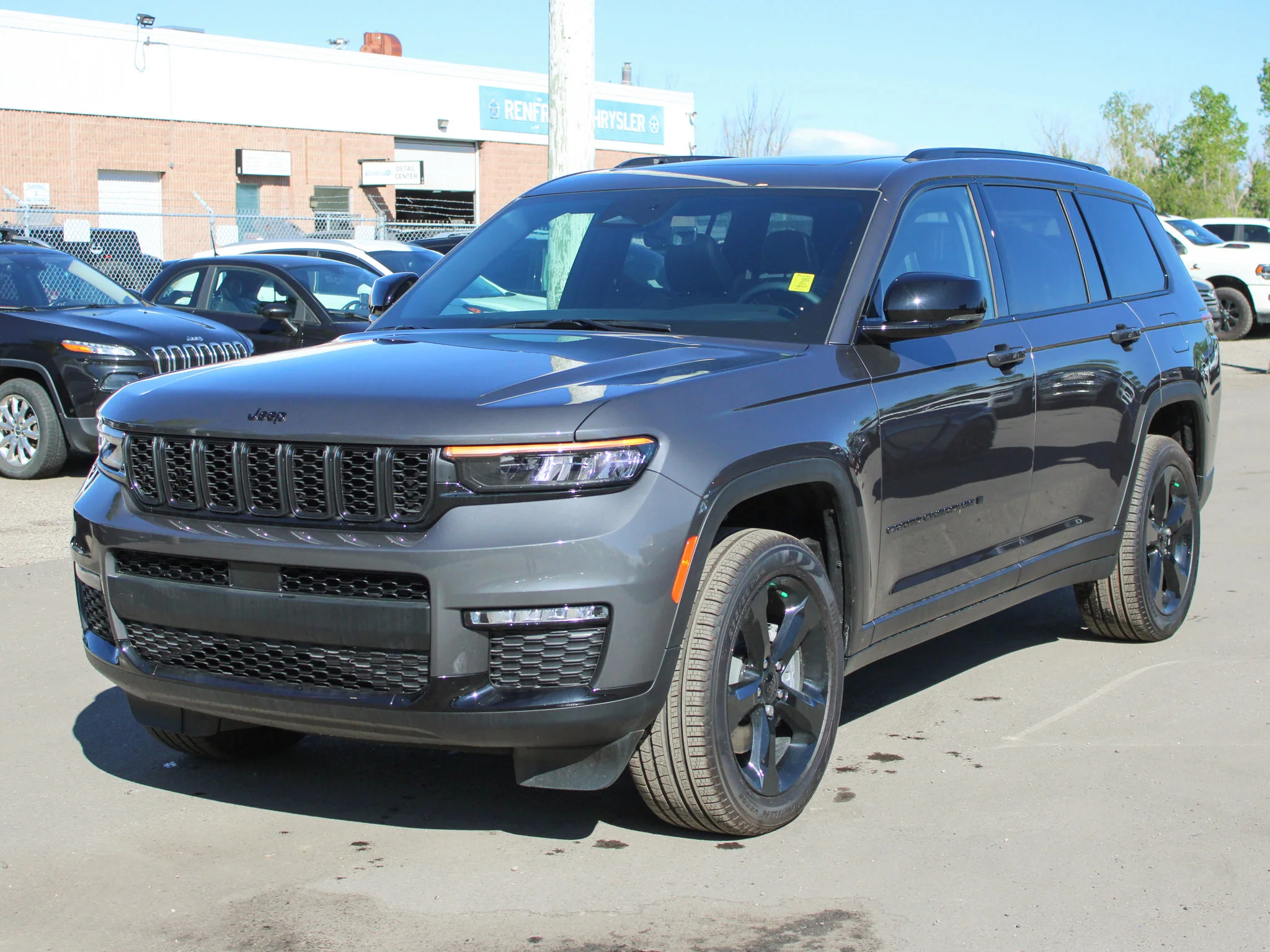 Certified Used 2025 Grey Jeep Limited * V6 | Trailer Tow Package  | Adaptive Cruise | Heated Seats image 11