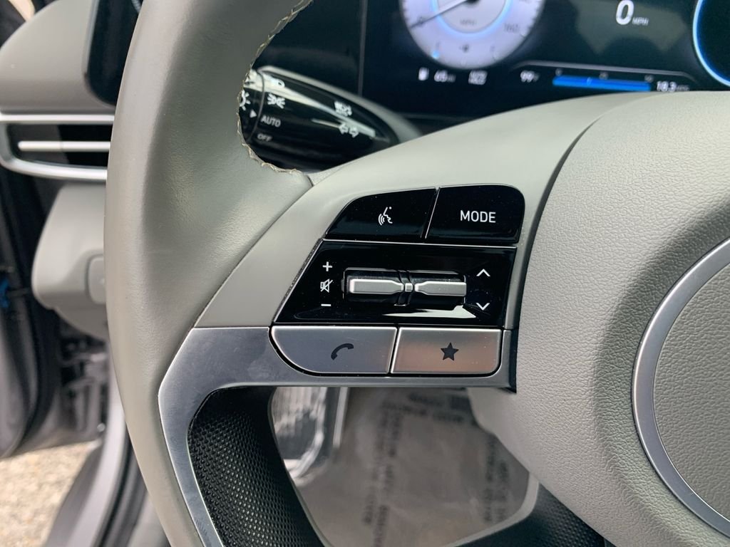 Used 2025 Silver Hyundai SEL Convenience image 16