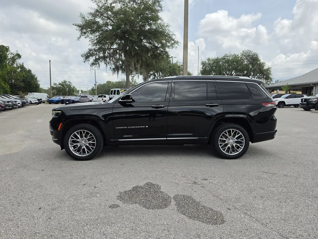 Used 2022 Diamond Black Jeep Summit image 6
