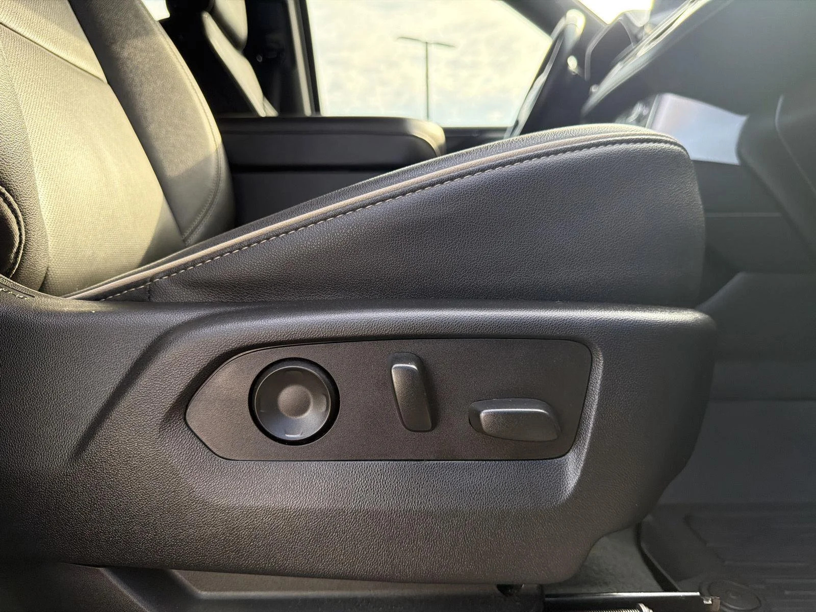 Used 2023 Summit White GMC SLT image 38