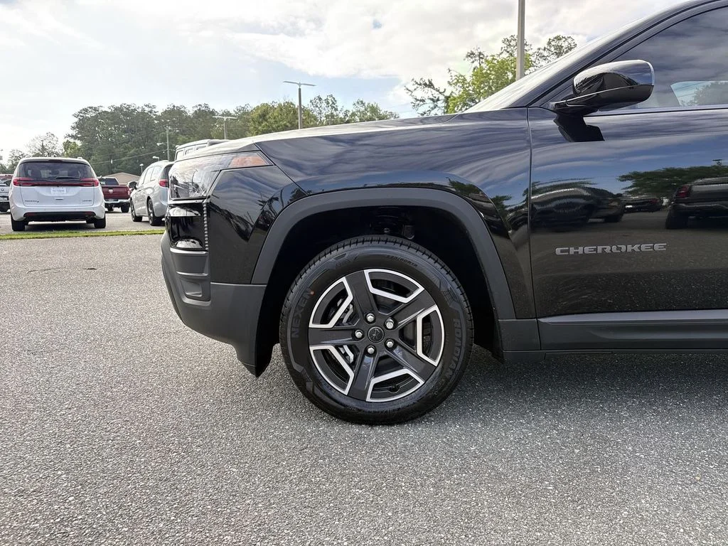 New 2026 Diamond Black Crystal Pearl-Coat Exterior Paint Jeep Laredo image 11