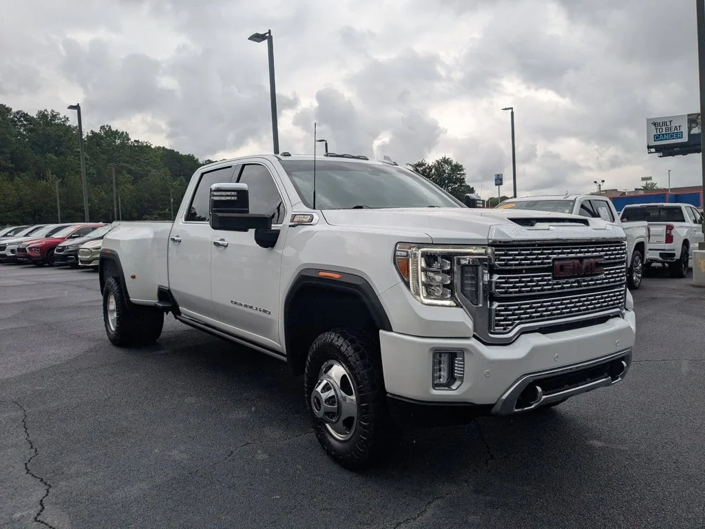 Used 2022 White Frost Tricoat GMC Denali image 3