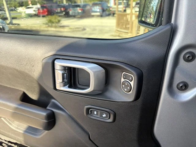 Used 2020 Silver Jeep Altitude image 21