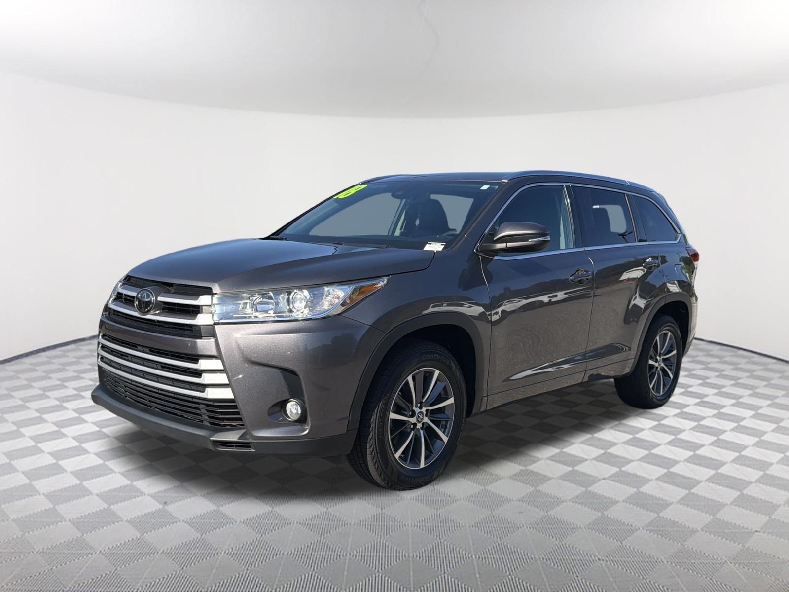 Used 2018 Predawn Gray Mica Toyota XLE image 3