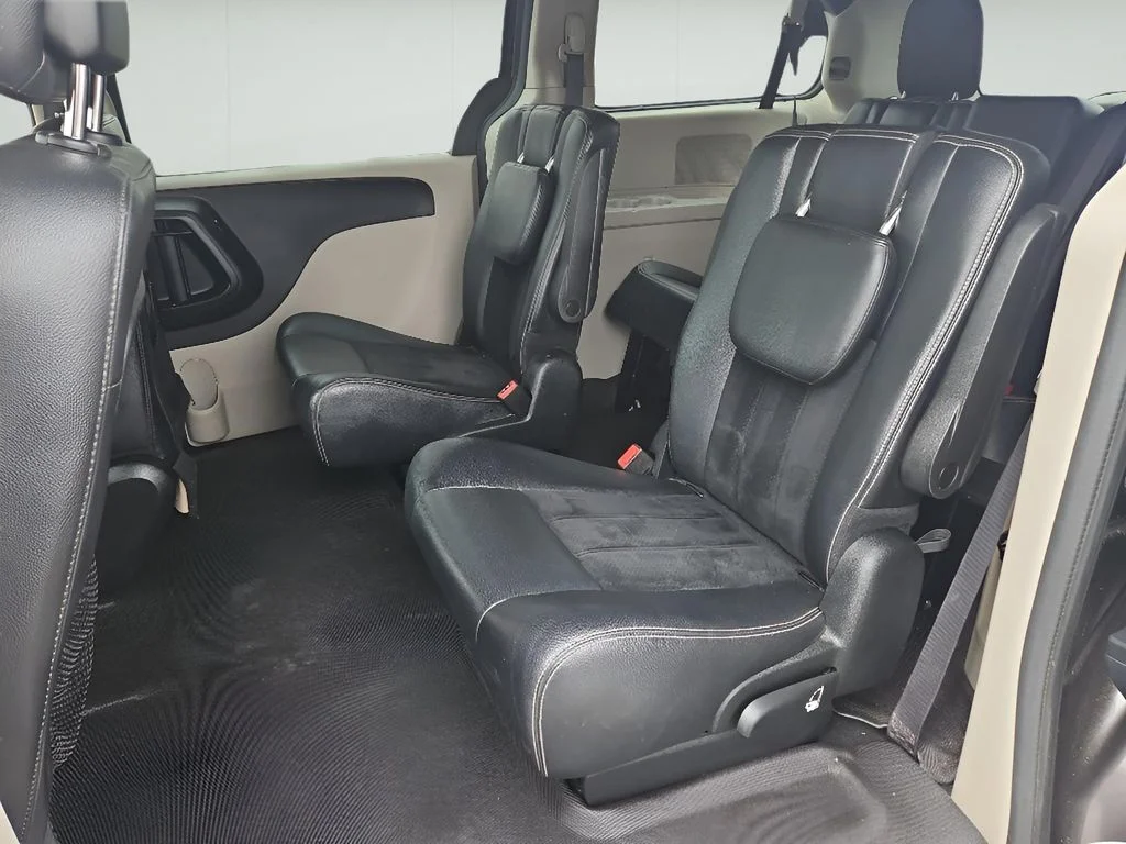 Used 2017 Granite Pearlcoat Dodge SXT image 15