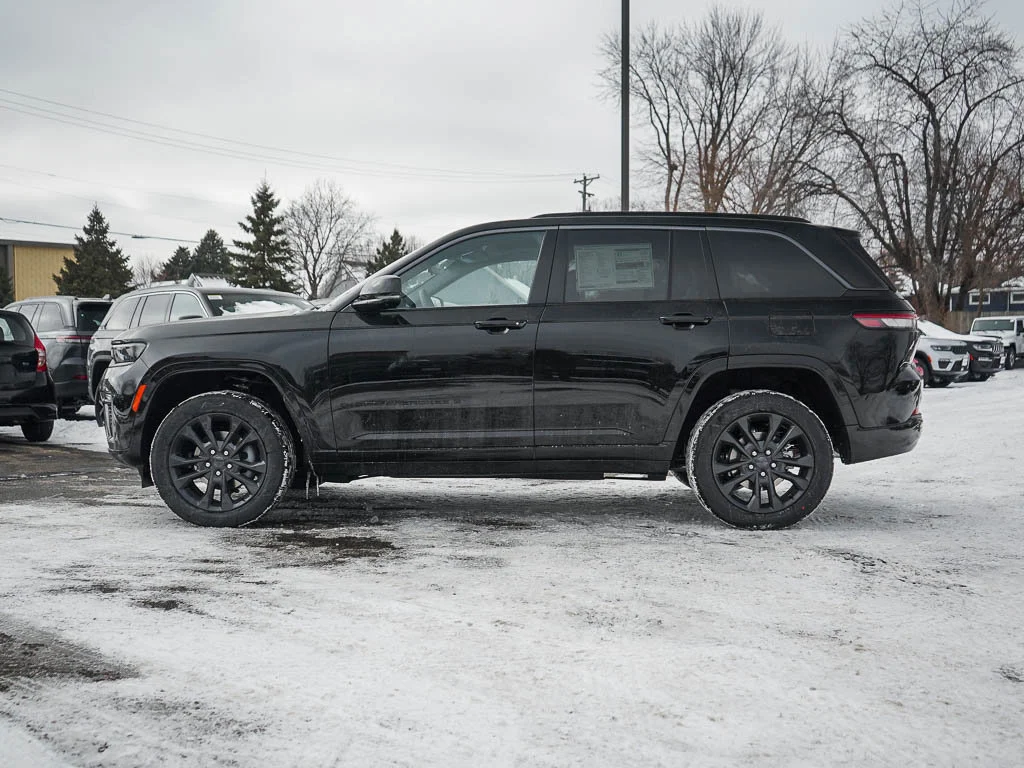 New 2026 Diamond Black Crystal Pearlcoat Jeep Limited Reserve image 3